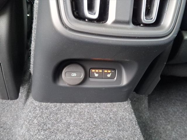 2026 Volvo XC40 Core, B5 AWD Gas (mild hybrid), Dark