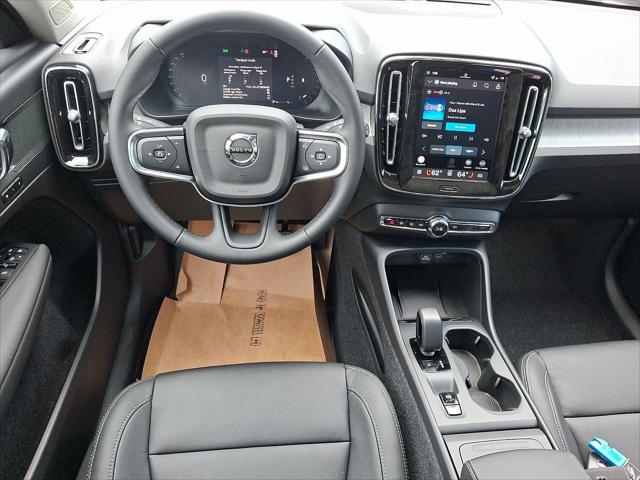 2026 Volvo XC40 Core, B5 AWD Gas (mild hybrid), Dark
