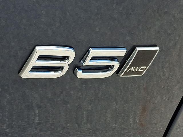 2026 Volvo XC40 Core, B5 AWD Gas (mild hybrid), Dark