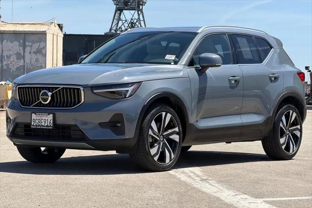 2023 Volvo XC40 B5 Ultimate Bright Theme
