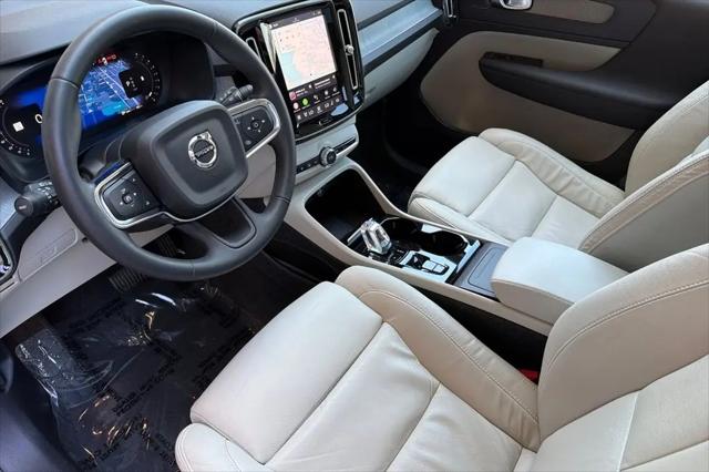 2023 Volvo XC40 B5 Ultimate Bright Theme