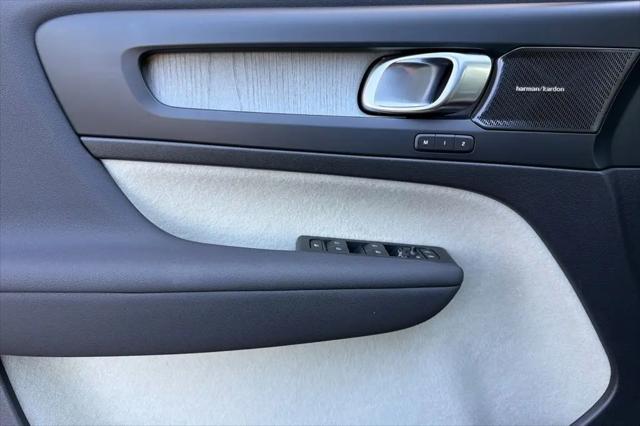 2023 Volvo XC40 B5 Ultimate Bright Theme