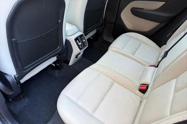 2023 Volvo XC40 B5 Ultimate Bright Theme