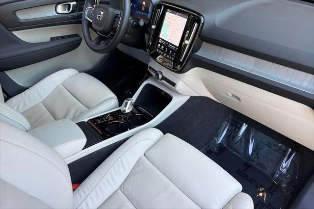2023 Volvo XC40 B5 Ultimate Bright Theme