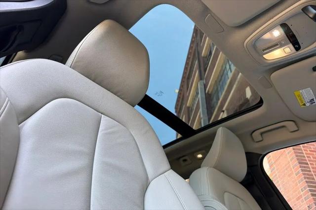 2023 Volvo XC40 B5 Ultimate Bright Theme