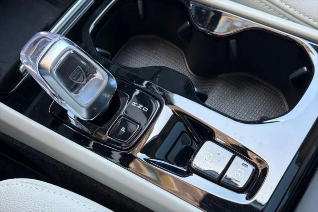 2023 Volvo XC40 B5 Ultimate Bright Theme