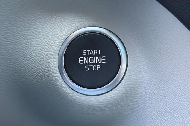 2023 Volvo XC40 B5 Ultimate Bright Theme