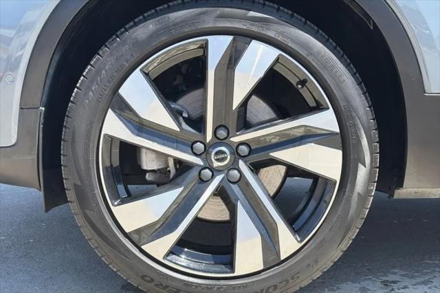 2023 Volvo XC40 B5 Ultimate Bright Theme