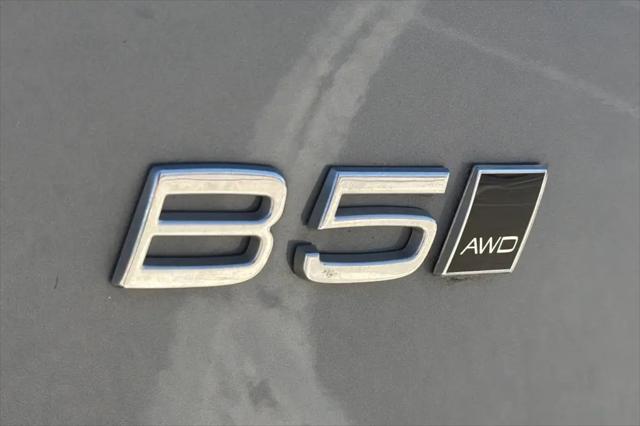 2023 Volvo XC40 B5 Ultimate Bright Theme
