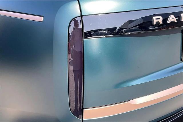 2026 Land Rover Range Rover P615 SV