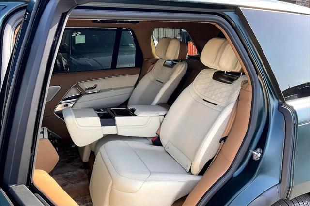 2026 Land Rover Range Rover P615 SV