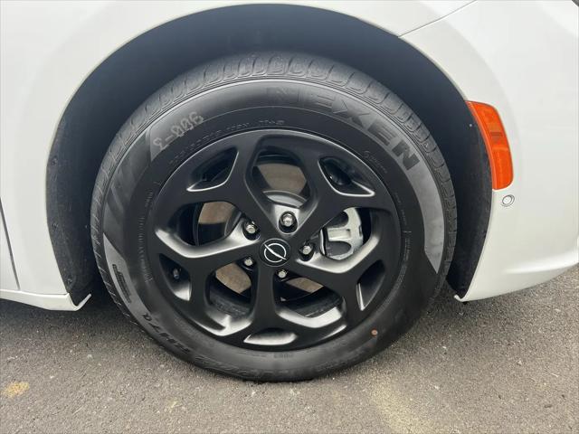 2025 Chrysler Pacifica Hybrid Premiuim S Appearance Package