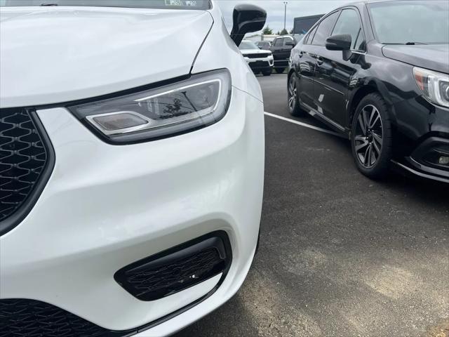 2025 Chrysler Pacifica Hybrid Premiuim S Appearance Package