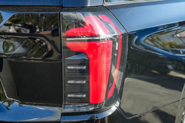 2025 Chevrolet Suburban 4WD RST