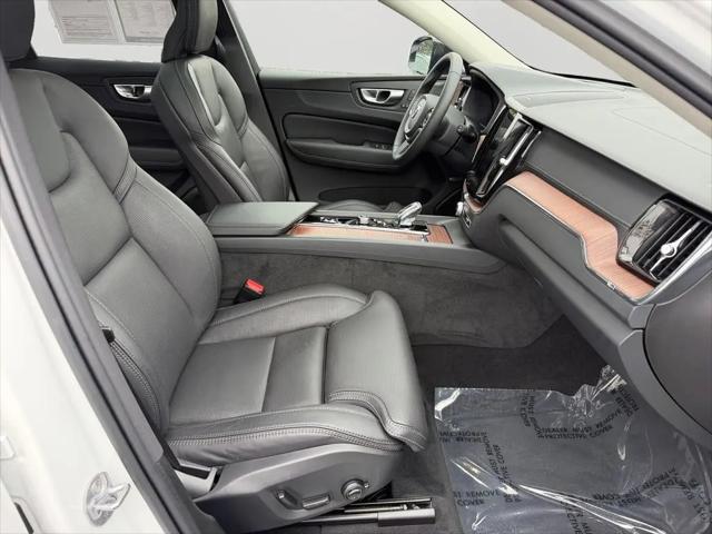 2024 Volvo XC60 Recharge T8 Ultimate Dark Theme