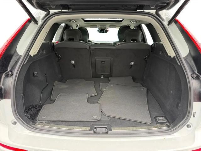 2024 Volvo XC60 Recharge T8 Ultimate Dark Theme