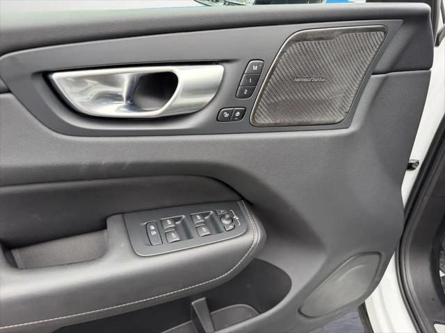 2024 Volvo XC60 Recharge T8 Ultimate Dark Theme