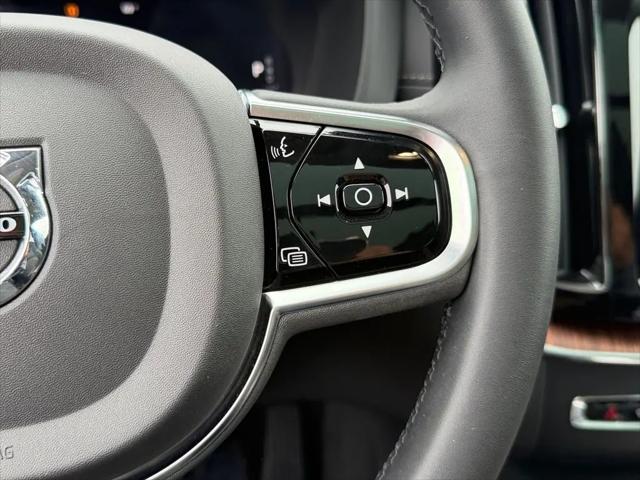 2024 Volvo XC60 Recharge T8 Ultimate Dark Theme