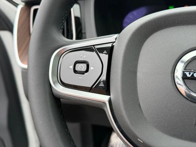 2024 Volvo XC60 Recharge T8 Ultimate Dark Theme