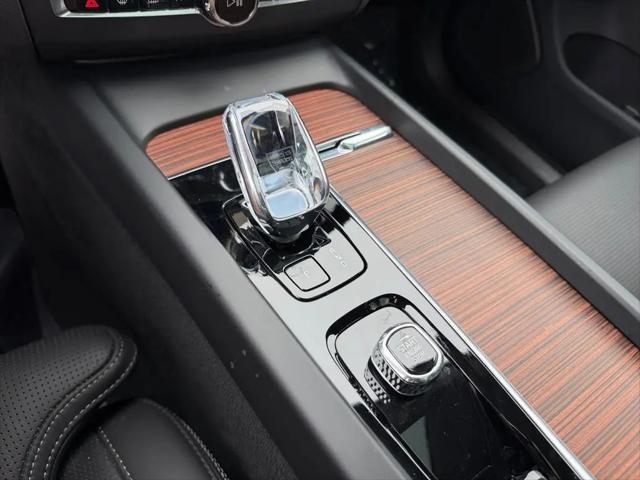 2024 Volvo XC60 Recharge T8 Ultimate Dark Theme