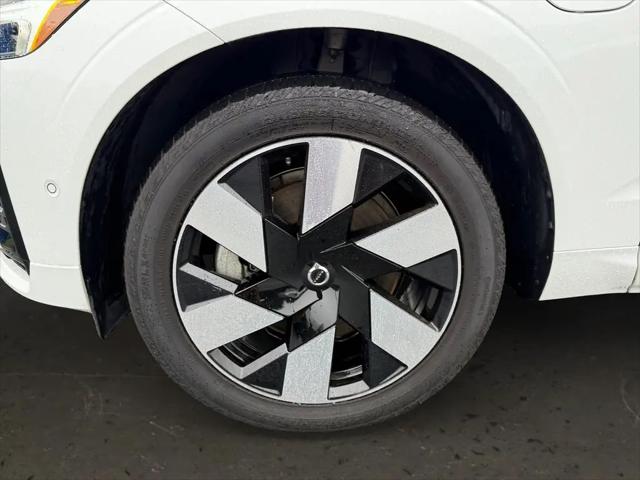 2024 Volvo XC60 Recharge T8 Ultimate Dark Theme