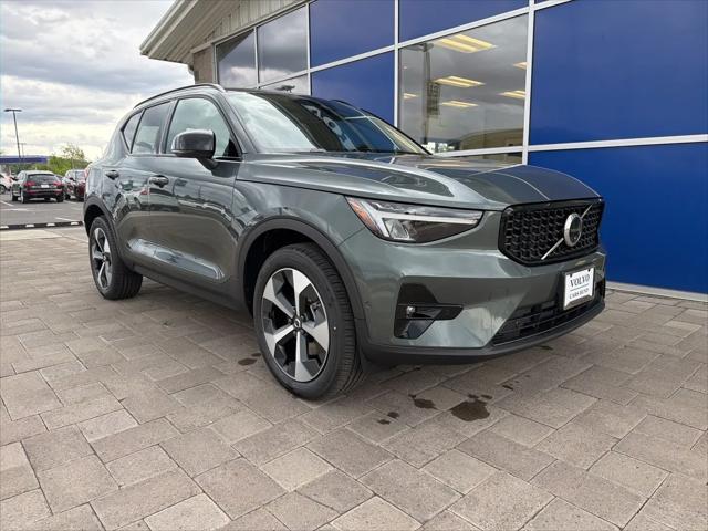 2026 Volvo XC40 Plus, B5 AWD Gas (mild hybrid), Dark