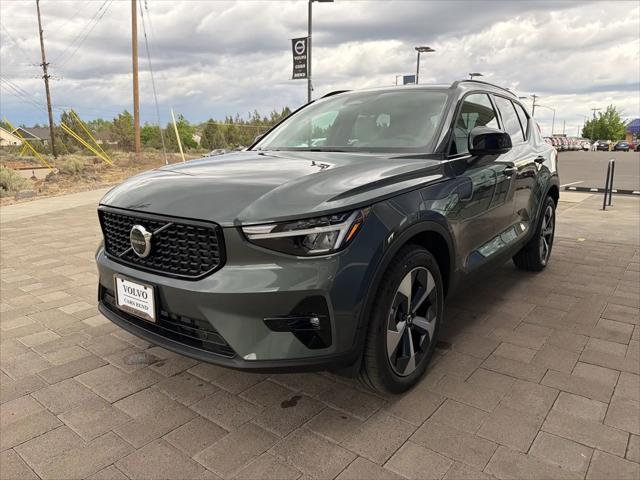 2026 Volvo XC40 Plus, B5 AWD Gas (mild hybrid), Dark