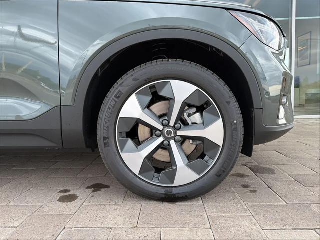 2026 Volvo XC40 Plus, B5 AWD Gas (mild hybrid), Dark