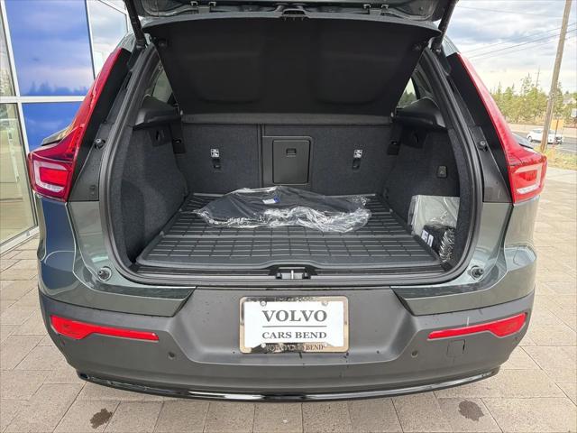 2026 Volvo XC40 Plus, B5 AWD Gas (mild hybrid), Dark