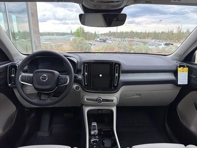 2026 Volvo XC40 Plus, B5 AWD Gas (mild hybrid), Dark