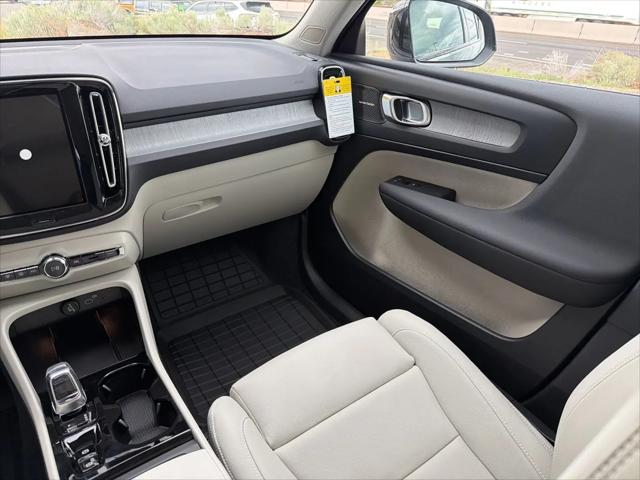 2026 Volvo XC40 Plus, B5 AWD Gas (mild hybrid), Dark