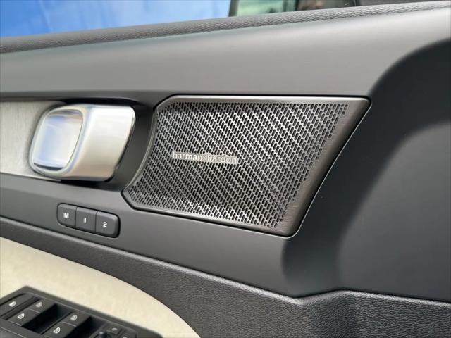 2026 Volvo XC40 Plus, B5 AWD Gas (mild hybrid), Dark