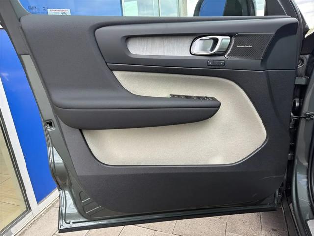 2026 Volvo XC40 Plus, B5 AWD Gas (mild hybrid), Dark