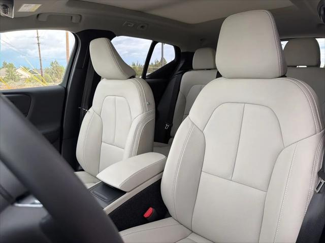 2026 Volvo XC40 Plus, B5 AWD Gas (mild hybrid), Dark