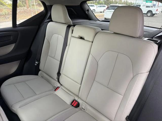 2026 Volvo XC40 Plus, B5 AWD Gas (mild hybrid), Dark