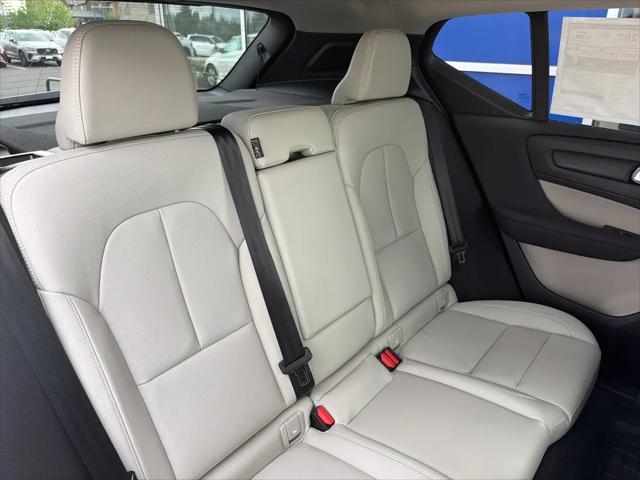 2026 Volvo XC40 Plus, B5 AWD Gas (mild hybrid), Dark