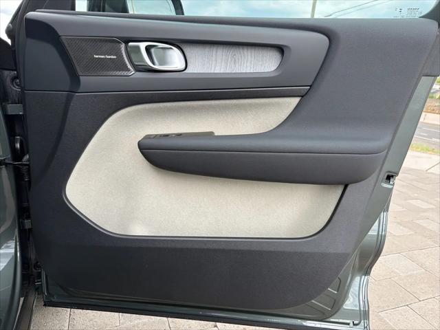 2026 Volvo XC40 Plus, B5 AWD Gas (mild hybrid), Dark