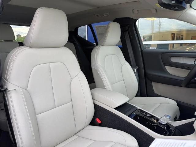 2026 Volvo XC40 Plus, B5 AWD Gas (mild hybrid), Dark