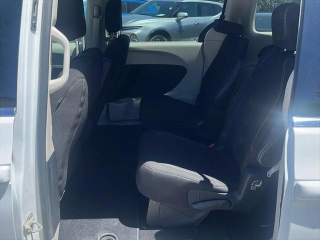2022 Chrysler Voyager LX