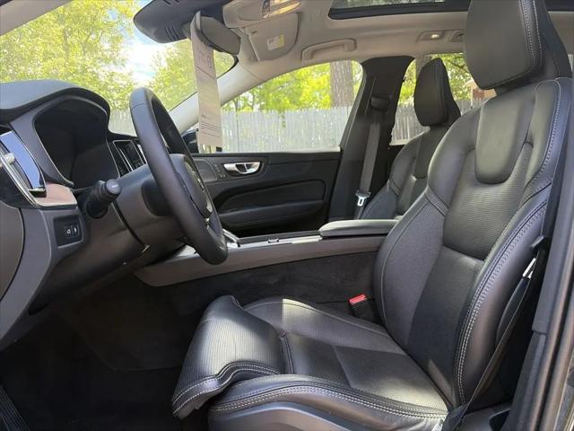 2023 Volvo XC60 Recharge T8 Ultimate Dark Theme