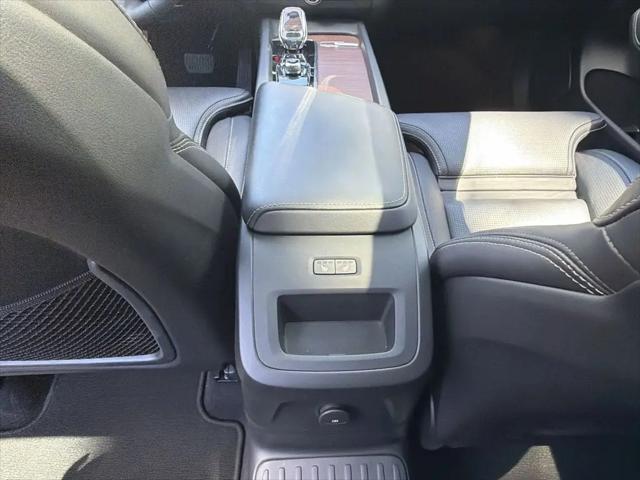 2023 Volvo XC60 Recharge T8 Ultimate Dark Theme