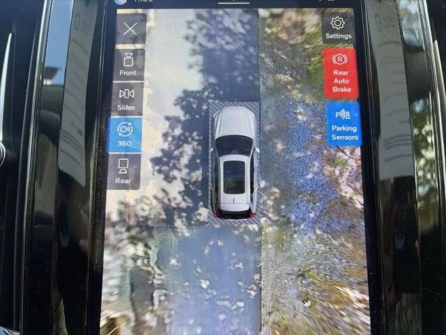 2023 Volvo XC60 Recharge T8 Ultimate Dark Theme