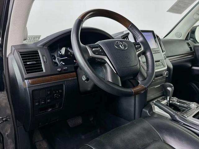 2017 Toyota Land Cruiser V8