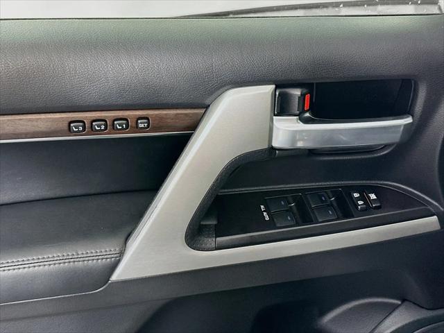 2017 Toyota Land Cruiser V8
