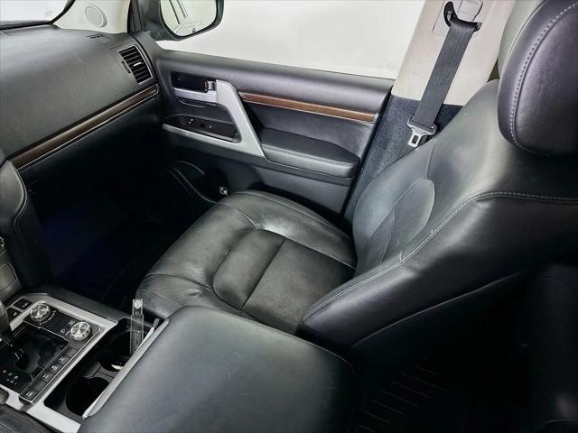 2017 Toyota Land Cruiser V8