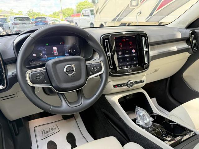 2026 Volvo XC40 Plus, B5 AWD Gas (mild hybrid), Dark