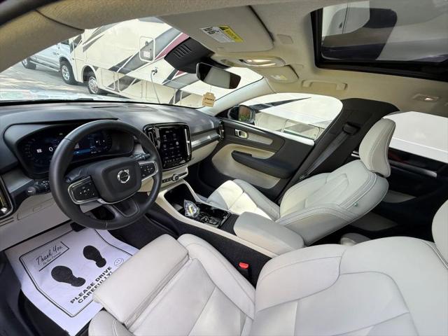 2026 Volvo XC40 Plus, B5 AWD Gas (mild hybrid), Dark
