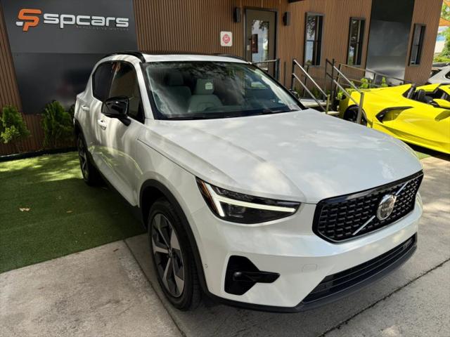 2026 Volvo XC40 Plus, B5 AWD Gas (mild hybrid), Dark