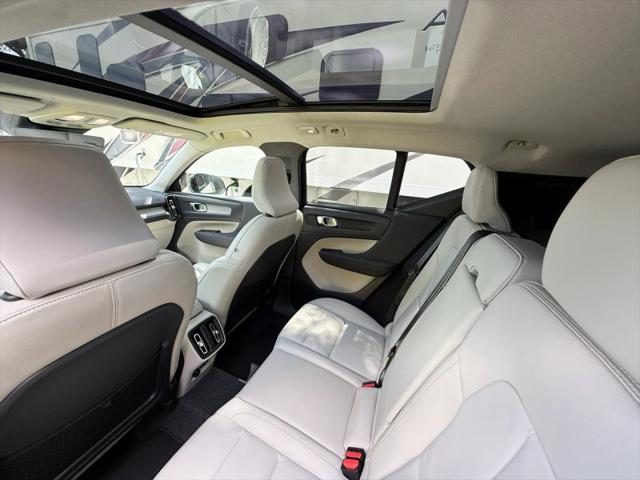 2026 Volvo XC40 Plus, B5 AWD Gas (mild hybrid), Dark