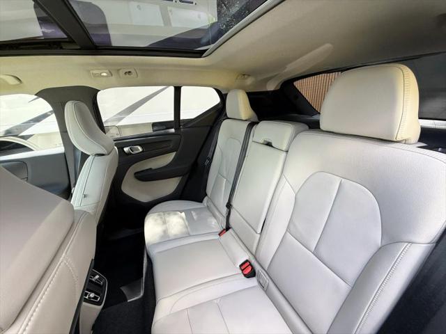 2026 Volvo XC40 Plus, B5 AWD Gas (mild hybrid), Dark